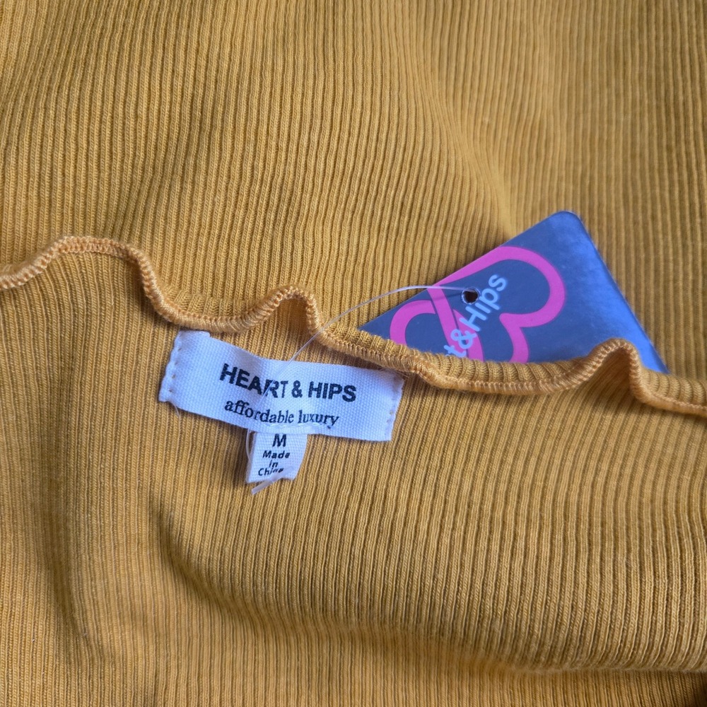 HEART & HIPS Women Mustard Yellow Ribbed Button Up Lettuce Hem Cropped Top M NWT - Picture 3 of 4